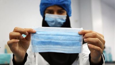 طبيب يحذر من الكمامة القماش المتداولة (فيديو)