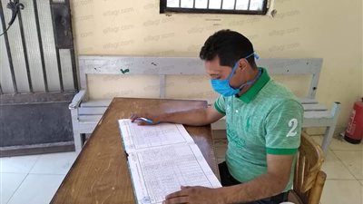 التزام سائقي الميكروباص والركاب في مواقف القصير بارتداء الكمامات