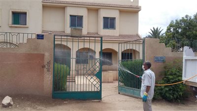 بعد ظهور إصابات بكورونا.. تعقيم ورش منازل المخالطين في قنا (صور)