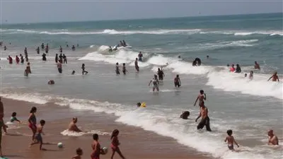 هل المياه المالحة تنقل كورونا؟.. طبيب جلدية يجيب (فيديو)