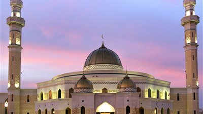 سجادة صلاة خاصة.. تعرف على شروط فتح المساجد (فيديو)