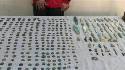 ضبط 374 قطعة أثرية داخل منزل شاب بالمنيا (صور) 