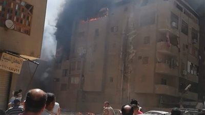 عاجل| محاولات للسيطرة على حريق هائل بالهرم.. وفصل الكهرباء عن المنطقة