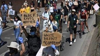 لندن: مناوشات بين متظاهرين والشرطة قرب مكتب بوريس جونسون