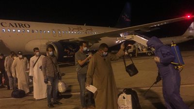 وصول رحلة قادمة من الكويت لمطار مرسى علم على متنها 165 من المصريين العالقين (صور)