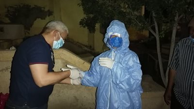 رش وتعقيم مقابر دمنهور عقب دفن ضحايا كورونا (صور)