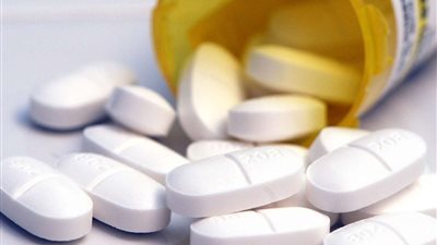 أستاذ مناعة يحذر من الإفراط في تناول الفيتامينات (فيديو)