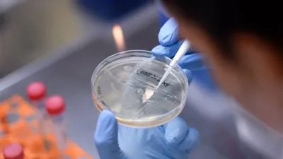 إيطاليا تنضم بالحمض النووي.. لقاحات ضد كورونا قيد التجربة 