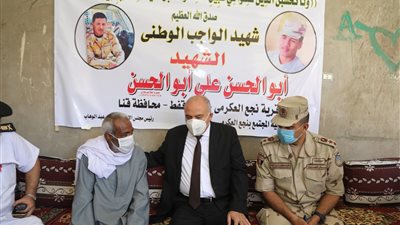 محافظ قنا يعزي أسرة مجند القوات المسلحة المتوفي في حادث مروري