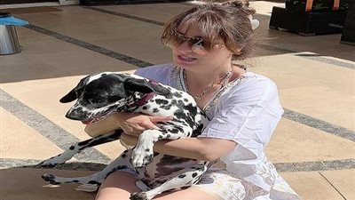 نرمين الفقي تشارك جمهورها بإطلالة صيفية من داخل حمام السباحة