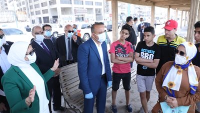 وزيرة الصحة تطالب المواطنين على كورنيش الإسكندرية بالتباعد الاجتماعي 