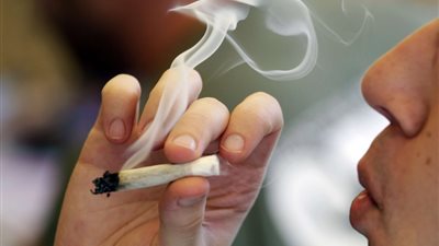 منظمة الصحة العالمية تحذر من التدخين والشيشة بالاماكن العامة