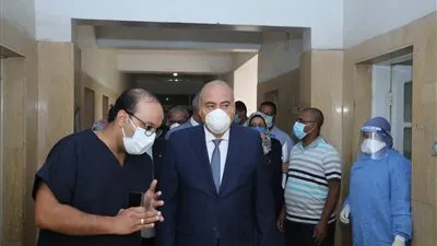 محافظ قنا للعاملين بمستشفى عزل فرشوط: يجب تقديم خدمات فائقة (صور)