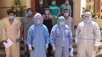 تعافي 9 مصابين بكورونا وخروجهم من عزل المدينة الجامعية في بني سويف (صور)