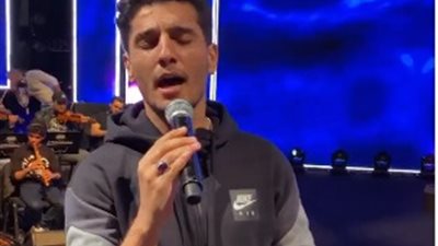 محمد عساف يشارك جمهوره بـ بروفة غنائية