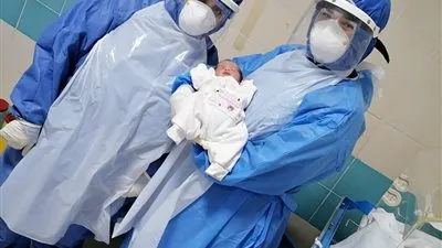 أطباء مستشفى العزل بجامعة المنصورة يجرون أول عملية ولادة (صور)