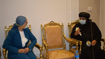 بعد عام من ترسيمه أسقفاً لمطرانية البحر الأحمر..  نائب المحافظ يزور الأنبا إيلاريون لتهنئته بعيد السيامة الأول