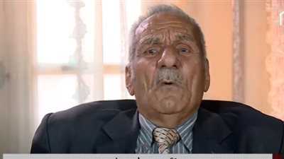 مسن 83 عاما يحصل على الماجستير ويوجه رسالة للشباب (فيديو)