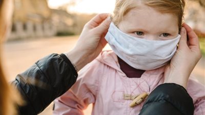 أستاذ طب الأطفال يكشف خطورة ارتداء الكمامة للأطفال أقل من 4 سنوات (فيديو)