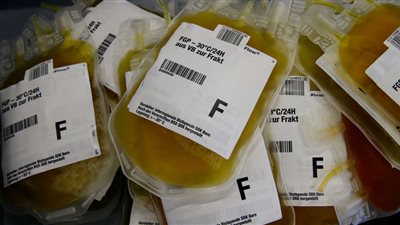 تعرف على شروط تبرع المتعافين من فيروس كورونا بالبلازما (فيديو)