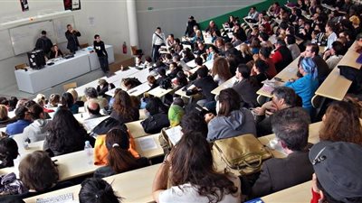 طلاب دبلومة تربية بجامعة بنها يطالبون ببحث بدلاً من الامتحان