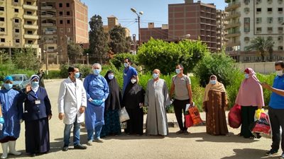 تحولت تحاليلهم من إيجابي لسلبي.. تعافي 8 مصابين بكورونا وخروجهم من عزل مستشفى الصدر ببني سويف (صور)