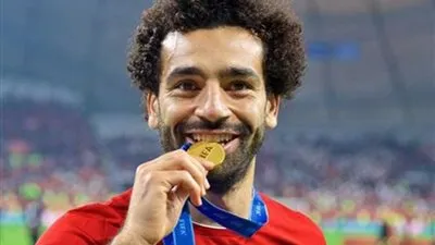 محمد صلاح يخطف الأنظار في محطة الوقود