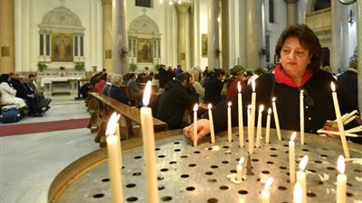 الأقباط يهزمون الكورونا بالترانيم والتراتيل المقدسة (فيديو)