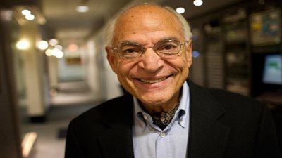 متى ستنتهي أزمة كورونا؟.. فاروق الباز يوضح (فيديو)