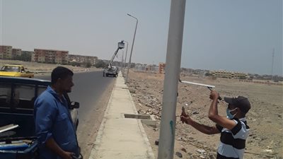 رئيس مدينة سفاجا: صيانة أعمدة الإنارة وعزل الأسلاك (صور)