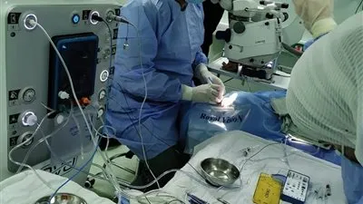 مستشفى سوهاج التعليمي تعيد النور لعيون مصاب بكورونا (صور)