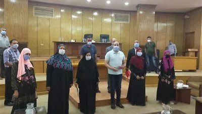 محافظ أسوان يسلم شيكات مساعدات مالية لـ5 عرائس يتيمات