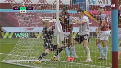 كارثة تحكيمية في مباراة أستون فيلا وشيفيلد يونايتد بالدوري الإنجليزي (فيديو)