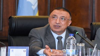 محافظ الإسكندرية يكشف سبب عدم تحريره محاضر للمخالفين على الشاطئ (فيديو)