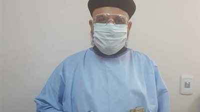 كاهن يرتدي زي التمريض ويخدم المرضى ببني سويف (صور)
