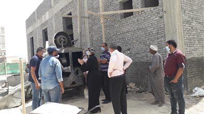 رئيس مدينة سفاجا تتابع الإلتزام بالإجراءات الوقائية لمكافحة كورونا في المشروعات القومية بالمدينة 