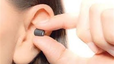 ضبط طالب يروج لبيع سماعات صغيرة داخل لجان الامتحانات