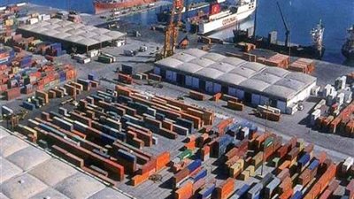 استقبال شحنات قمح وخشب وصويا بميناء الإسكندرية