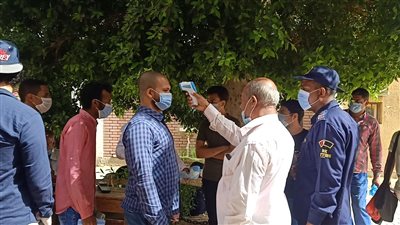 توافد طلاب الثانوية العامة على لجان الامتحان في قنا (صور)