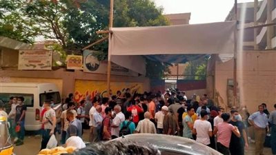 صور متداولة لزحام طلاب الثانوية وغياب الإجراءات الاحترازية أمام إحدى اللجان