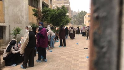 بكمامات وواقي قدم.. طالبات الثانوية بمدرسة المنيرة يلتزمن بالإجراءات الوقائية (صور)