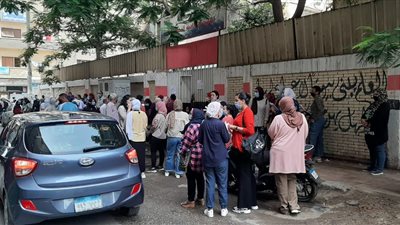 بين تجمعات وعدم رضا.. انطلاق ماراثون الثانوية العامة وسط إجراءات وقائية (صور)