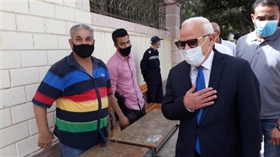 محافظ بورسعيد يخضع للإجراءات الاحترازية أمام لجان الثانوية العامة (صور)