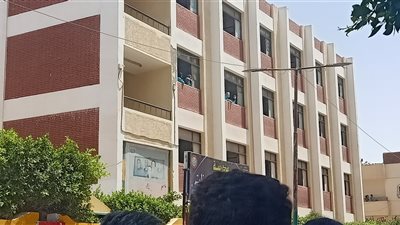 عبر النوافذ.. طلاب الغردقة يطمئنون أولياء أمورهم (صور)