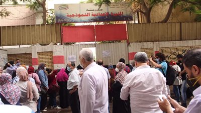 فوضى وزحام أمام مدرسة المنيرة الإعدادية بوسط البلد قبل بدء امتحانات الثانوية  