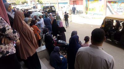 8 ساعات من الانتظار والقلق.. تفاصيل اليوم الأول لامتحانات الثانوية بالغربية (صور)