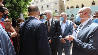 محافظ بني سويف لمتزاحمي مكتب بريد: 