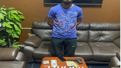 ضبط عاطل لنشره صورة له بأسلحة ومواد مخدرة عبر 