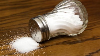 استشاري تغذية يحذر من خطورة الافراط في تناول الملح (فيديو)