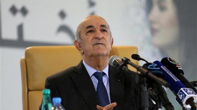الرئيس الجزائري يقيل عددًا من الوزراء لأول مرة بعهده